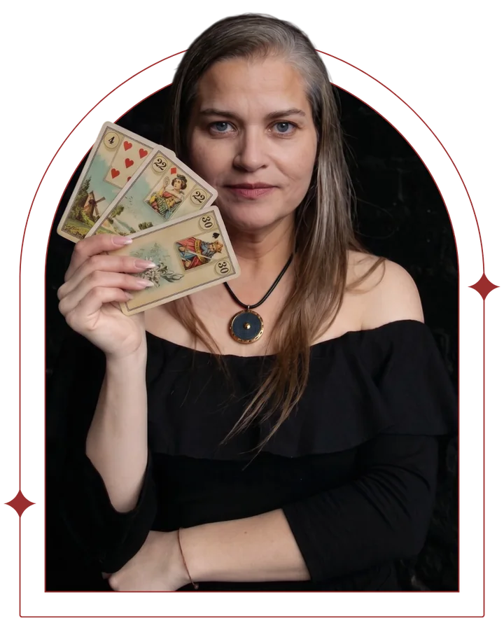 Polly, cartomante e taróloga, segurando três cartas do Baralho Cigano